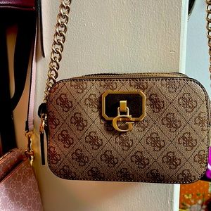 Crossbody Guess purse